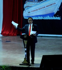Presiden Jokowi saat membuka Konferensi Forum Rektor Indonesia (FRI) 2018, di Universitas Hasanuddin (Unhas), Makassar, Sulawesi Selatan (Sulsel), Kamis (15/2). (Foto: Humas/Rahmat)