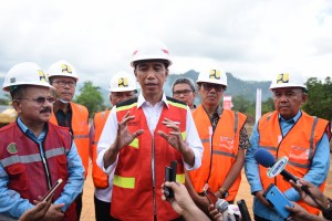 Presiden Jokowi menjawab pertanyaan wartawan usai melakukan Groundbreaking jalan tol Padang-Pekanbaru Tahap 1 (Padang - Sicincin), di Padang Pariaman, Sumatra Barat, Jumat (9/2). (Foto: Humas/Anggun)