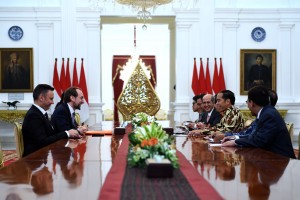 President Jokowi attends a meeting with High Commissioner for Human Rights Zeid Ra'ad al-Hussein at the Merdeka Palace, Jakarta, Tuesday (6/2). (Photo by: OJI/Public Relations Division)