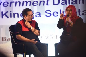 Cabinet Secretary has a dialog with a participant of the 2018 Working Meeting of Cabinet Secretariat held at Convention Center of the Trans Luxury Hotel, Bandung, West Java, Saturday (24/2). (Photo by: Public Relations Division of Cabinet Secretariat).