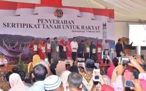 President Jokowi hands over land certificates in Dharmasraya Sport Centre, West Sumatra, Wednesday (7/2) afternoon. (Photo: Humas/Jay)