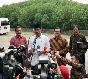 Presiden menjawab pertanyaan usai acara di Bali, Jumat (23/2).