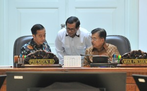 Presiden berdiskusi dengan Wapres dan Seskab sebelum dimulainya Rapat Pleno Komite Nasional Keuangan Syariah, di Kantor Presiden, Jakarta, Senin (5/2) sore. (Foto: Humas/Jay)