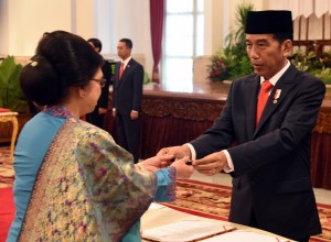 Presiden Jokowi menyerahkan pena untuk penandatangani berita acara pelantikan duta besar RI untuk negara sahabat, di Istana Negara, Jakarta, Selasa (20/2) pagi. (Foto: Rahmat/Humas) 