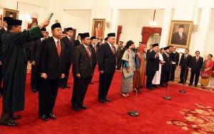 Para duta besar baru RI untuk 17 negara sahabat dilantik dan diambil sumpahnya oleh Presiden Jokowi, di Istana Negara, Jakarta, Selasa (20/2) pagi. (Foto: Rahmat/Humas)