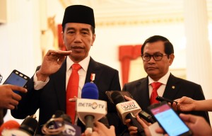 Presiden Jokowi didampingi Seskab Pramono Anung menjawab wartawan usai pelantikan 17 dubes baru RI, di Istana Negara, Jakarta, Selasa (20/2) pagi. (Foto: Rahmad/Humas)