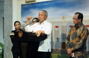Minister of Public Works and Public Housing gives a press statement at the Presidential Office, Jakarta, Tuesday (20/2). (Photo by: Public Relations Division/Jay)