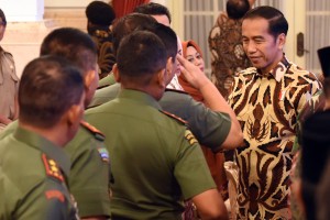 Presiden Jokowi menyalami peserta Rakornas Karhutla 2018, di Istana Negara, Jakarta, Selasa (6/2) pagi. (Foto: Rahmat/Humas)