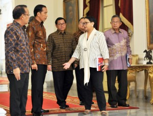 Presiden dan para menteri sebelum kehadiran Ratu Maxima di Istana Merdeka, Jakarta, Senin (11/3). (foto: Humas/Rahmat).