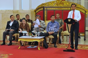 Presiden Jokowi menyampaikan arahan pada sidang kabinet paripurna, di Istana Negara, Jakarta, Senin (12/2) siang. (Foto: Rahmat/Humas)