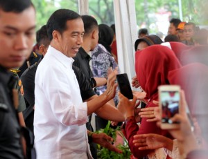 Presiden Jokowi menyapa peserta acara penyerahan KIS, KIP, PKH di di Lapangan Syekh Yusuf, Kabupaten Gowa, Sulawesi Selatan (Sulsel), Kamis (15/2). (Foto: Humas/Rahmat). 