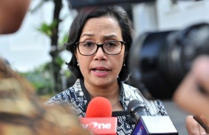 Finance Minister answers the reporters question after attending a Plenary Cabinet Meeting at the State Palace, Jakarta, Monday (12/2). (Photo by: Rahmat/Public Relations Office) 