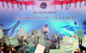 Presiden Jokowi menyerahkan 3.850 sertifikat tanah untuk rakyat, di Kabupaten Takalar, Sulsesl, Kamis (15/2) siang. (Foto: Rahmat Humas)