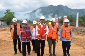President Jokowi inaugurates the construction of the Padang-Sicincin Toll Road, at Jalan Bypass Kilometer 0, Padang, West Sumatra, Friday (9/2). (Photo by: Anggun/Public Relations Office)