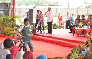 Presiden Jokowi menyerahkan KIP, PKH, dan Bansos Pangan Rastra, di lapangan bola Koto Agung, Kecamatan Sitiung, Kabupaten Dharmasraya, Sumbar, Rabu (7/2). (Foto: Humas/Jay)