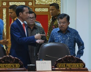 President Jokowi speaks to Vice President Jusuf Kalla and Cabinet Secretary Pramono Anung before Limited Meeting at the Presidential Office, Jakarta, Tuesday (6/3) afternoon (Photo: Rahmat/PR).