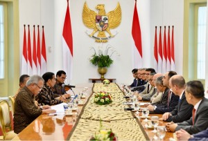 Presiden Jokowi, Senin (12/3) pagi, menerima kunjungan kehormatan delegasi Asian Infrastructure Investment Bank (AIIB) di Istana Kepresidenan Bogor, Jawa Barat. (Foto: BPMI)