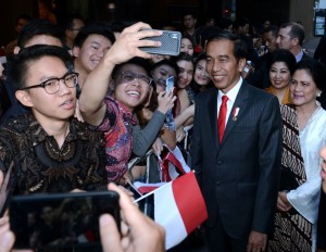 Masyarakat Indonesia sambut Presiden dan Ibu Iriana bersama rombongan di hotel tempat menginap selama berada di Sydney, Jumat (16/3). (Foto: BPMI)