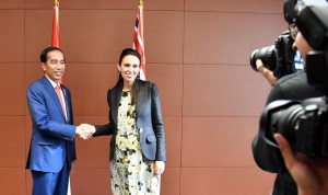 Presiden Joko Widodo dengan PM Selandia Baru Jacinda Ardern yang dilaksanakan di Gedung Parlemen, Wellington, Senin (19/3). (Foto: BPMI)
