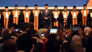 President Jokowi joins a photo session with Supreme Court leaders after opening at the opening of the Extraordinary Plenary Session of 2017 Annual Report of the Supreme Court at the Jakarta Convention Center (JCC), Jakarta, Thursday (1/3). (Photo by: Rahmat/Public Relations Division)