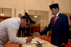 Presiden Jokowi melantik Isdianto sebagai Wakil Gubernur Kepulauan Riau (Kepri) Sisa Masa Jabatan Tahun 2016-2021, di Istana Negara, Jakarta, Selasa (27/3). (Foto: Humas/Oji)