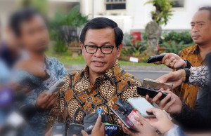 Seskab memberikan penjelasan kepada wartawan usai Sidang Kabinet Paripurna, Istana Negara, Jakarta, Senin (5/3). (Foto: Humas/Jay). 