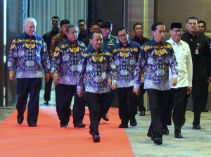 Presiden Jokowi saat akan memasuki ruang acara Rapimnas Himpunan Pengusaha Muda Indonesia di Tangerang, Banten, Rabu (7/3). (Foto: Humas/Rahmat). 