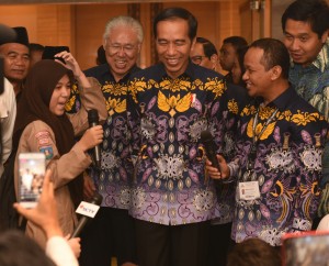 Presiden Jokowi berbincang dengan peserta Rapat Pimpinan Nasional (Rapimnas) Himpunan Pengusaha Muda Indonesia (HIPMI) di Tangerang, Banten, Rabu (7/3). (Foto: Humas/Rahmat).