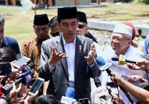 Presiden Jokowi menjawab pertanyaan wartawan usai meluncurkan program Bank Wakaf Mikro An Nawawi Tanara, di Pondon Pesantren An Nawawi Tanara, Serang, Provinsi Banten, Rabu (14/3). (Foto: Humas/Rahmat)