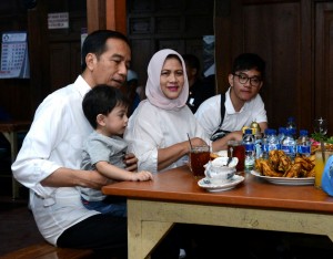 Presiden Jokowi dan keluarga bersantap siang, Sabtu (31/3). (Foto: BPMI)