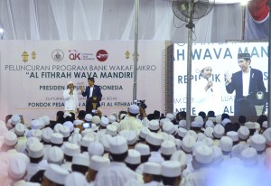 Presiden Jokowi saat meresmikan Bank Wakaf Mikro di Pondok Pesantren Assalafi Al Fithrah, Kedinding, Surabaya, Jumat (9/3). (Foto: Humas/Agung).