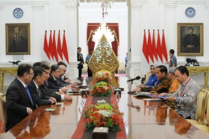 President Jokowi, accompanied by Minister of State Secretariat and Chairperson of BKSAP DPR RI received delegation from the Senate of Kazakhstan at Merdeka Palace, Jakarta, Tuesday morning (13/3). (Photo by: JAY/PR Division of Cabinet Secretariat)