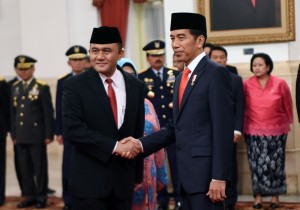 President Jokowi congratulates newly-inaugurated BNN Heru Winarko at the State Palace, Thursday, (1/3). (Photo by: JAY/Public Relations Division)
