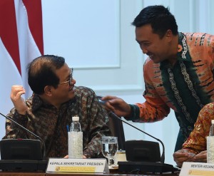 Seskab dan Menpora berbincang sebelum mengikuti Rapat Terbatas persiapan Asian Games 2018, di Kantor Presiden, Jakarta, Selasa (6/3). (Foto: Humas/Rahmat).