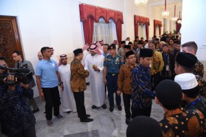 Presiden Jokowi saat menerima peserta Musabaqah Hafalan Alquran dan Hadis Pangeran Sultan bin Abdul Aziz Alu Suud Tingkat Asia Pasifik ke-10 Tahun 2018, di Istana Negara, Jakarta, Kamis (22/3). (Foto: Humas/Oji).
