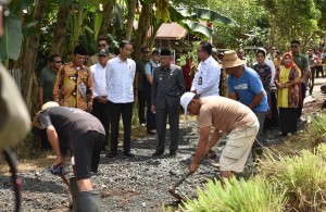 Presiden Jokowi meninjau proyek Padat Karya Tunai di Pematang Panjang, Banjarbaru, Kalsel, Senin (26/3) siang. (Foto: JAY/Humas)