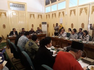 Suasana pertemuan antara Komisi II DPR RI dengan Pemprov DIY, di Kantor Gubernur DIY, Yogyakarta, Kamis (1/3) siang. (Foto: Dani K/Humas)