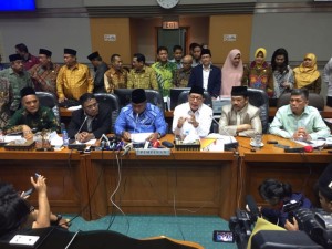 Menag Lukman Hakim Saefuddin didampingi pimpinan Komisi VIII DPR menyampaikan besaran BPIH 2018, di kompleks parlemen, Senayan, Jakarta, Senin (12/3). (Foto: Kemenag)