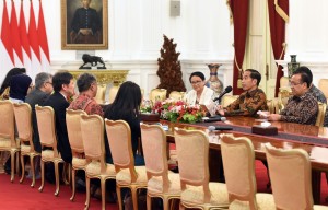 Presiden Jokowi didampingi Menlu dan Mensesneg menerima Sekjen ASEAN Lim Jock Hoi, di Istana Merdeka, Jakarta, Jumat (23/3) siang. (Foto: Rahmat/Humas)