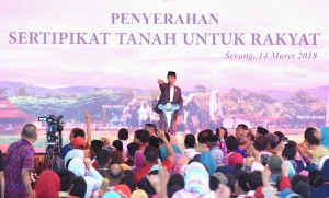 Presiden Jokowi pada acara Penyerahan Sertifikat Tanah untuk Rakyat, di Alun-alun Barat Kota Serang, Serang, Provinsi Banten, Rabu (14/3). (Foto: Humas/Rahmat