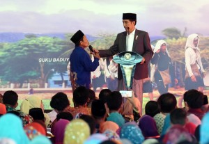 Presiden Jokowi berdialog dengan masyarakat pada acara Penyerahan Sertifikat Tanah untuk Rakyat, di Alun-alun Barat Kota Serang, Serang, Provinsi Banten, Rabu (14/3). (Foto: Humas/Rahmat). 