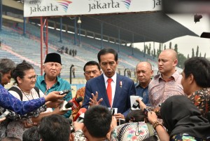 Presiden Jokowi menjawab wartawan usai meninjau Sirkuit Sentul, di Bogor, Jawa Barat, Selasa (6/3) siang. (Foto: JAY/Humas)