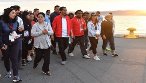 Presiden Jokowi dan Ibu Negara Iriana berjalan kaki bersama sejumlah pelajar dan mahasiswa Indonesia di Selandia Baru, sekitar Water Front, Senin (19/3). (Foto: BPMI)