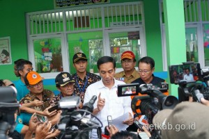 Presiden Jokowi memberikan keterangan kepada wartawan usai meninjau korban gempa bumi yang ada di Banjarnegara, Senin (23/4). (Foto: Humas/Dindha)