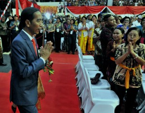 Presiden memasuki tempat acara Dharma Santi Nasional Perayaan Hari Raya Nyepi Tahun Baru Saka 1940, di GOR Ahmad Yani, Mabes TNI, Cilangkap, Jakarta Timur, Sabtu (7/4). (Foto: Humas/Rahmat). 
