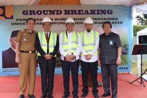 Pelaksanaan groundbreaking pembangunan Rumah Susun (Rusun) Sewa Mahasiswa Universitas Lampung, Selasa (10/4). (Foto: Kementerian PUPR)