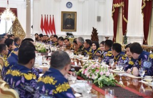 Presiden saat menerima Pengurus Pusat dan Daerah Himpunan Pengusaha Muda Indonesia (HIPMI) di Istana Merdeka, Jakarta, Kamis (5/4). (Foto: BPMI)