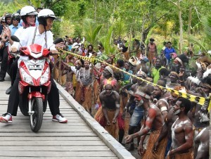 President Jokowi ride a motorcycle with First Lady Ibu Iriana during a working visit in Asmat District, Thursday (12/4). (Photo by: Bureau of Press, Media and Information).
