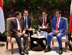 Presiden Jokowi pertemuan bilateral dengan Presiden Republik Persatuan Myanmar Win Myint, di Ruang Bilateral 1, Hotel Shangri-La, Singapura, Jumat (27/4). (Foto: BPMI). 