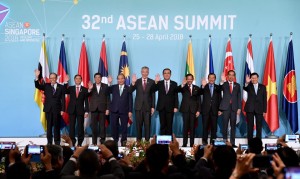 Presiden Jokowi berfoto bersama dalam pembukaan Konferensi Tingkat Tinggi (KTT) ke-32 ASEAN di Island Ballroom, Hotel Shangri-La, Singapura, Sabtu (28/4). (Foto: BPMI)